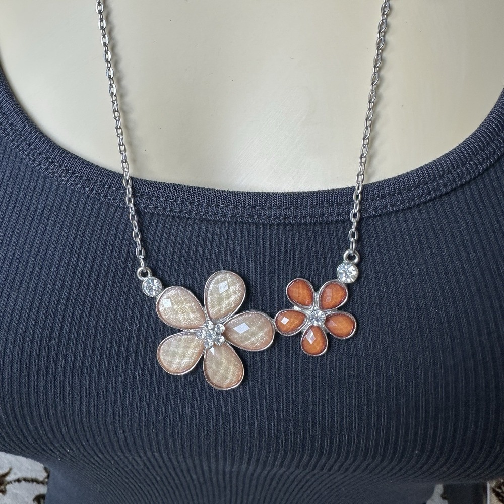 Boho Flower Daisy Statement Necklace 23 Inch Rhinestones Accent Silver‎ Tone